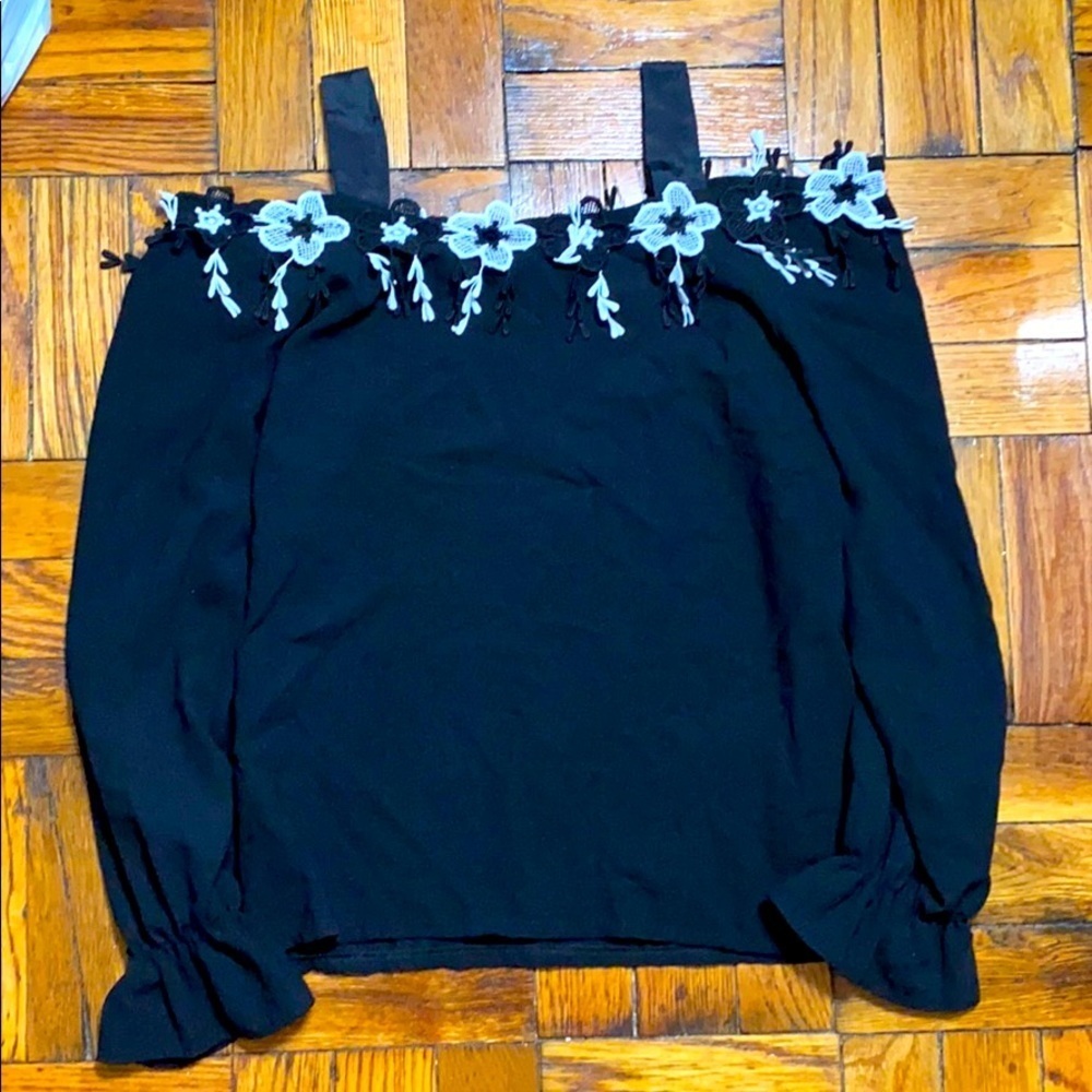 Black and white cold shoulder flower top size: S